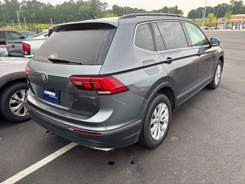 Used 2018 Volkswagen Tiguan SE w/ Panoramic Sunroof Package FWD image 2