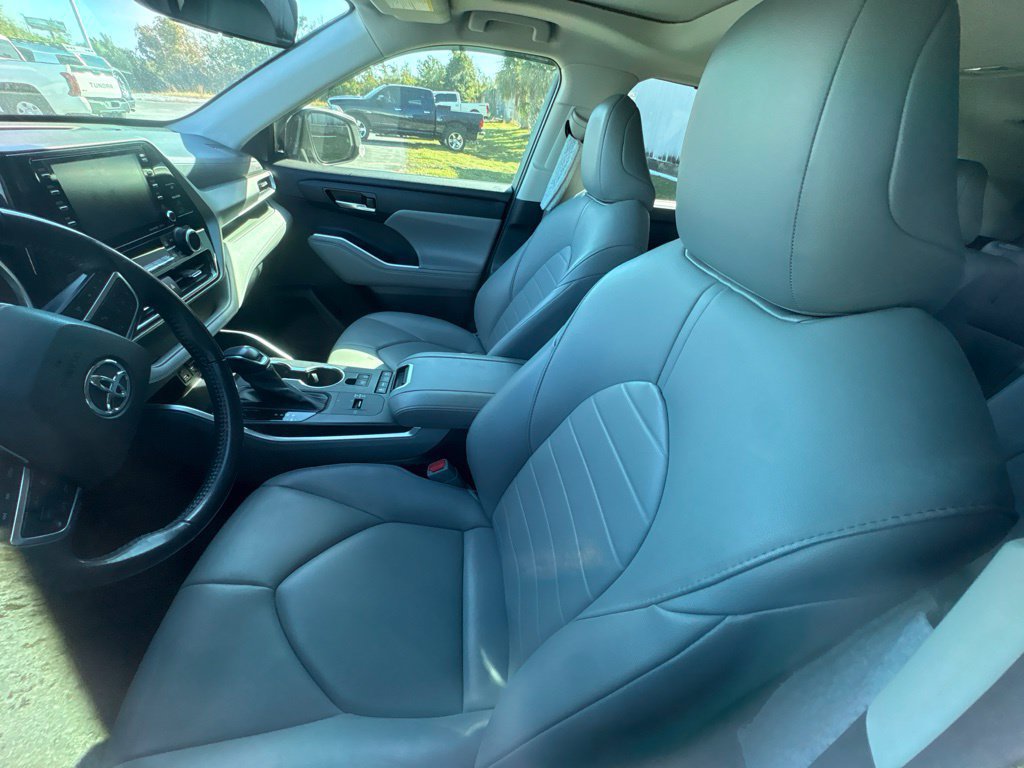 Used 2021 Toyota Highlander XLE FWD image 29