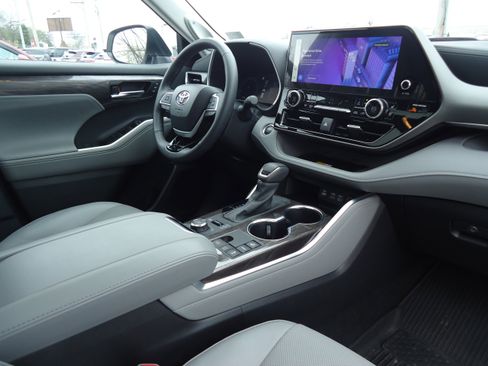 Used 2024 Toyota Highlander Limited image 29