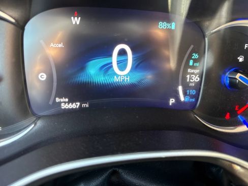 Used 2024 Chrysler Pacifica Limited FWD image 16