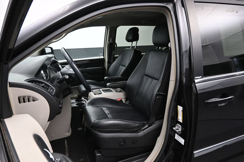 Used 2014 Chrysler Town & Country Touring FWD image 19