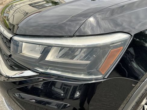Used 2022 Volkswagen Taos SE w/ Panoramic Sunroof Package FWD image 7