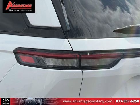 Used 2023 Jeep Grand Cherokee Limited w/ Black Appearance Package AWD/4WD image 12