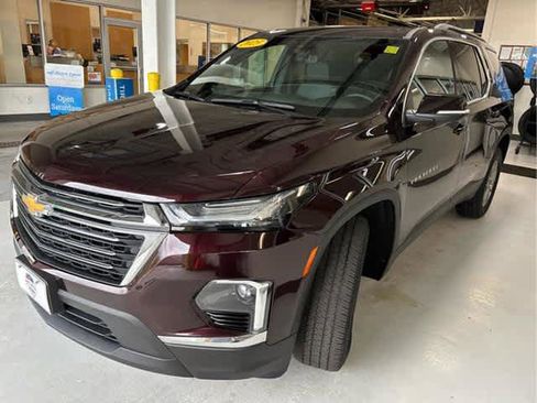 Used 2023 Chevrolet Traverse LT image 3