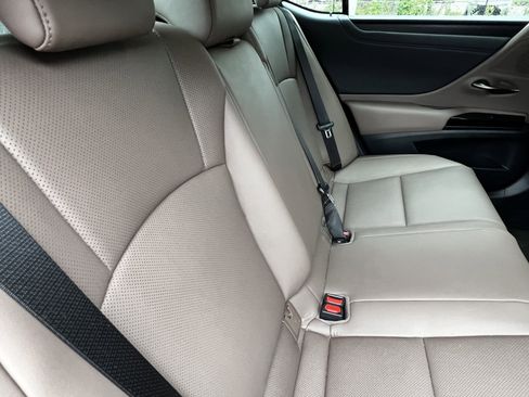 Used 2025 Lexus ES 300h w/ Premium Package FWD image 40