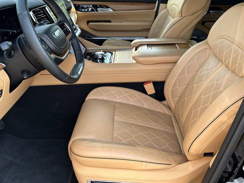 Used 2024 Jeep Grand Wagoneer Series III AWD/4WD image 13
