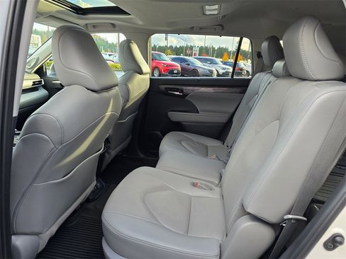 Used 2021 Toyota Highlander Limited image 10