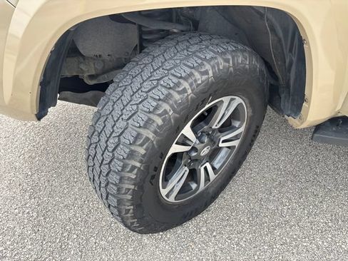 Used 2019 Toyota Tacoma TRD Sport w/ Technology Package AWD/4WD image 27