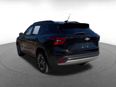 Used 2025 Chevrolet Trax LT w/ LT Convenience Package image 11