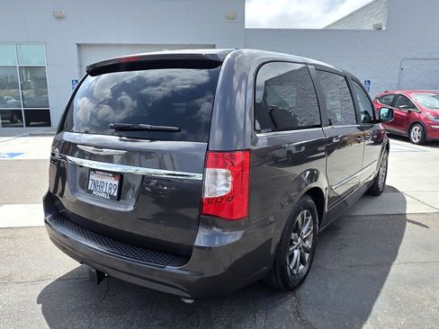 Used 2015 Chrysler Town & Country S w/ Trailer Tow Group FWD image 5