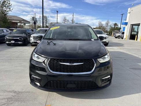 Used 2024 Chrysler Pacifica Touring-L FWD image 2