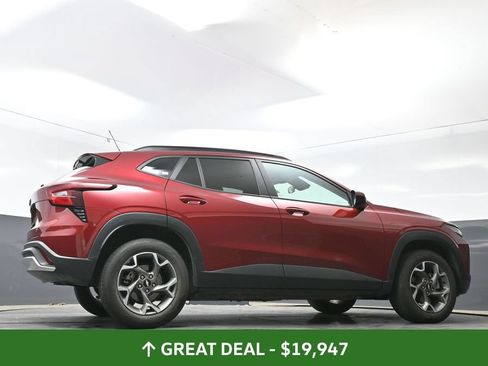 Used 2025 Chevrolet Trax LT FWD image 52