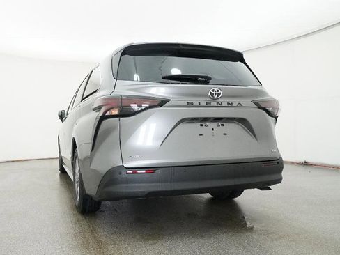 New 2026 Toyota Sienna XLE image 25