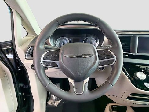 Used 2023 Chrysler Voyager LX image 11