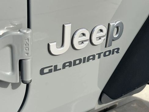 Used 2022 Jeep Gladiator Overland w/ Popular Equipment Package image 13