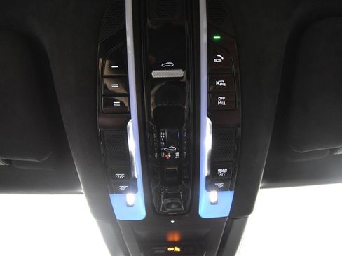 Used 2022 Porsche Cayenne Turbo S w/ Assistance Package image 37