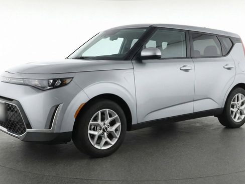Used 2025 Kia Soul LX w/ LX Technology Package image 3