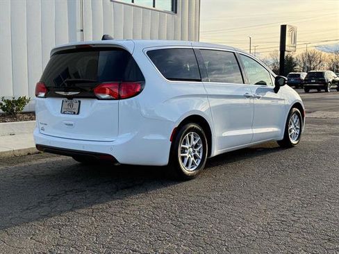 Certified 2025 Chrysler Voyager LX image 3