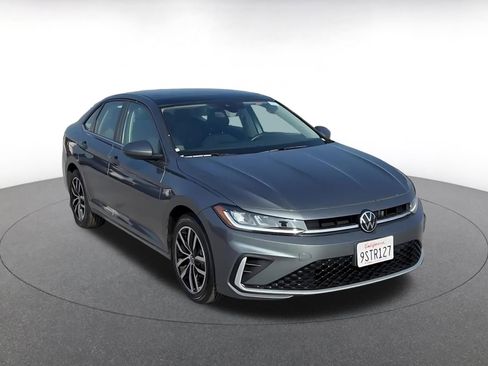 Used 2025 Volkswagen Jetta SE image 3