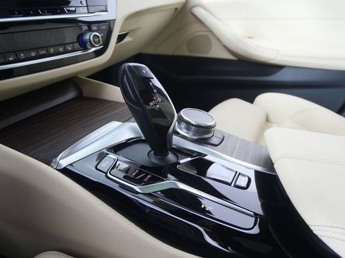 Used 2023 BMW 530i w/ Convenience Package RWD image 23