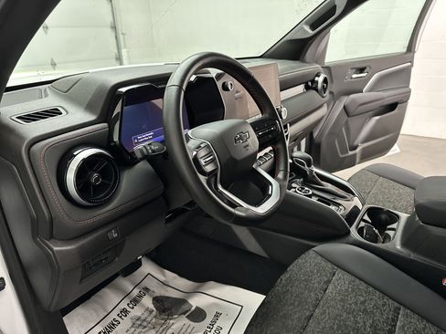 Used 2025 Chevrolet Colorado Z71 AWD/4WD image 17