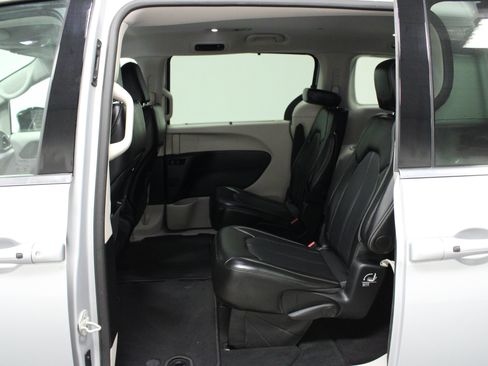 Used 2024 Chrysler Pacifica Touring-L FWD image 13