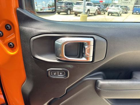 Used 2025 Jeep Gladiator Sport AWD/4WD image 14