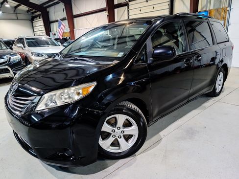 Used 2015 Toyota Sienna LE FWD image 1