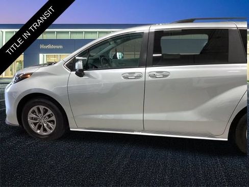 Used 2025 Toyota Sienna XLE FWD image 2