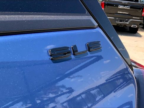 Used 2024 GMC Terrain SLE w/ Driver Convenience Package FWD image 10