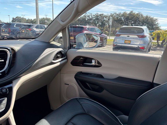 Used 2022 Chrysler Pacifica Limited w/ Uconnect Theater Family Group FWD image 23