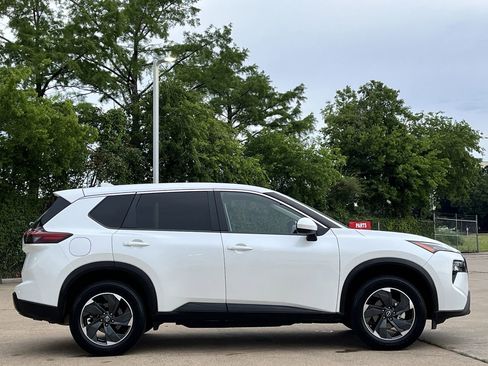 Used 2024 Nissan Rogue SV AWD/4WD image 3