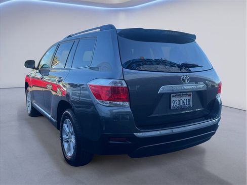Used 2012 Toyota Highlander FWD w/ Tech Pkg image 4