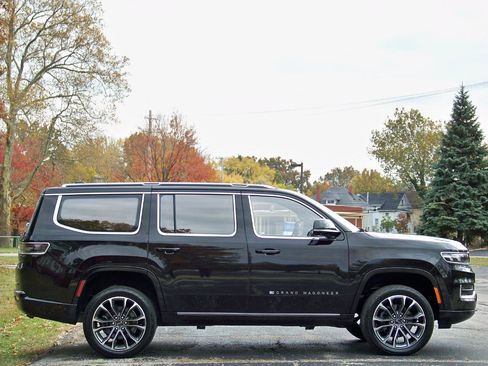 Used 2022 Jeep Grand Wagoneer Series III w/ Rear Seat Video Group 1 AWD/4WD image 8