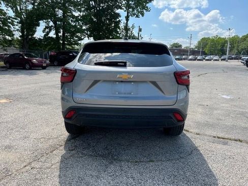 Used 2025 Chevrolet Trax LS w/ LS Convenience Package FWD image 7