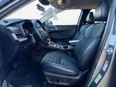 Used 2024 Mitsubishi Outlander SE Black Edition image 9