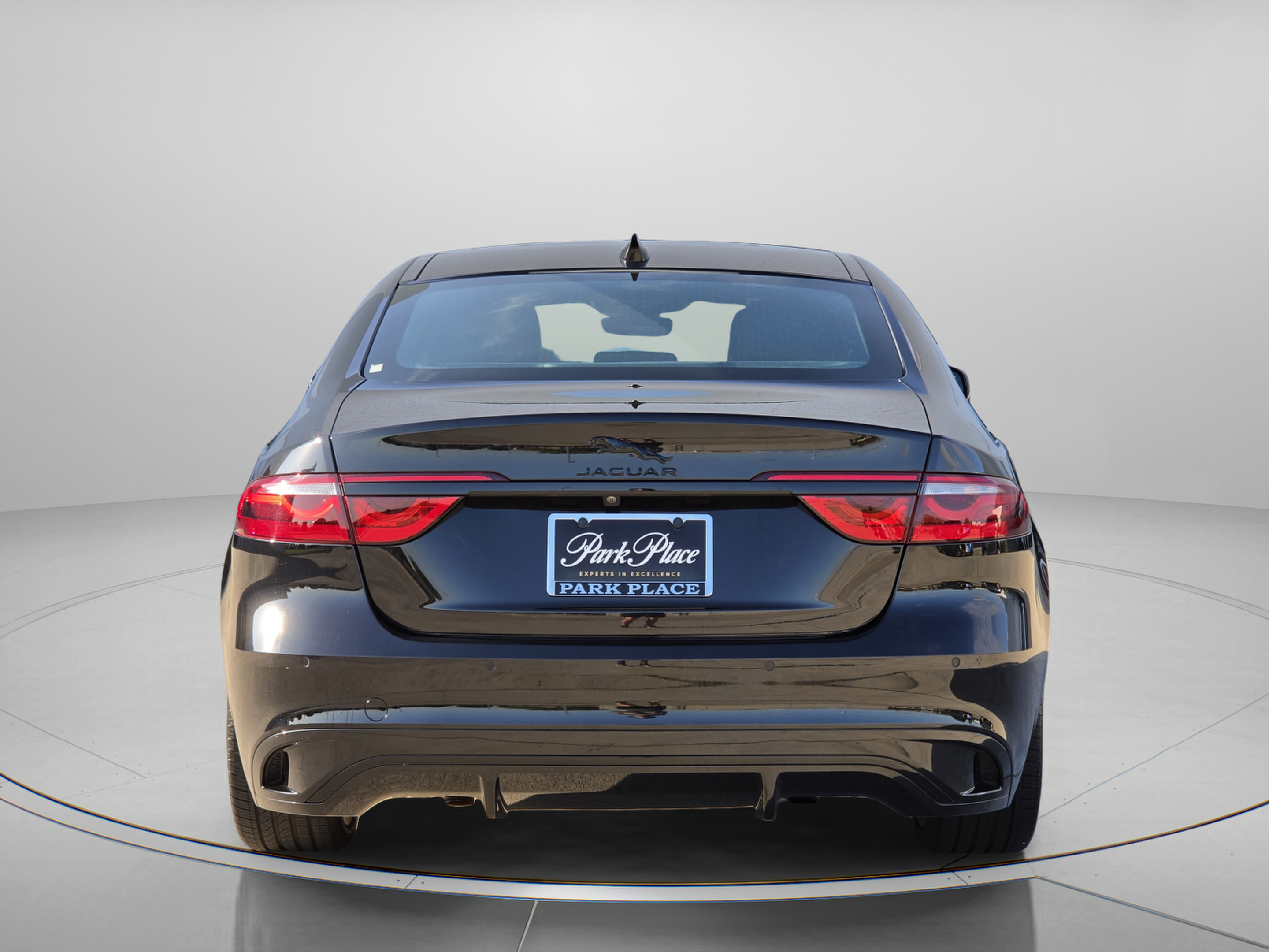 Certified 2024 Jaguar XF R-Dynamic SE AWD/4WD image 4