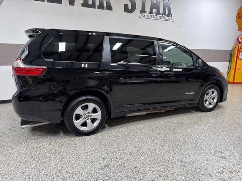 Used 2020 Toyota Sienna L FWD image 32