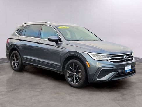 Used 2022 Volkswagen Tiguan SE w/ Panoramic Sunroof Package image 3