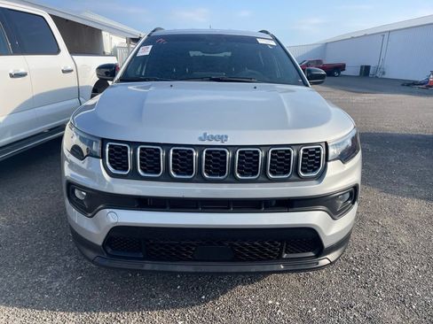 Used 2024 Jeep Compass Latitude AWD/4WD image 2
