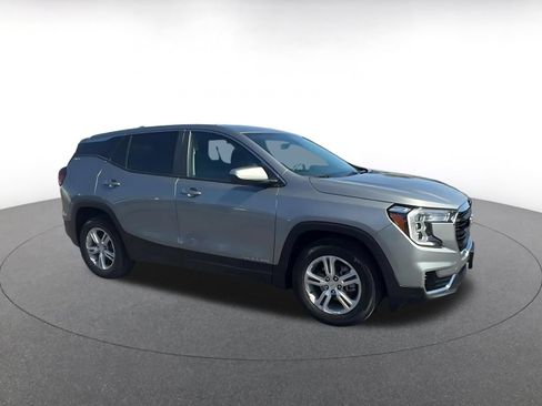 Used 2024 GMC Terrain SLE FWD image 2