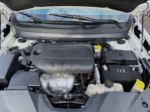 Used 2019 Jeep Cherokee Latitude w/ Popular Appearance Group FWD image 29
