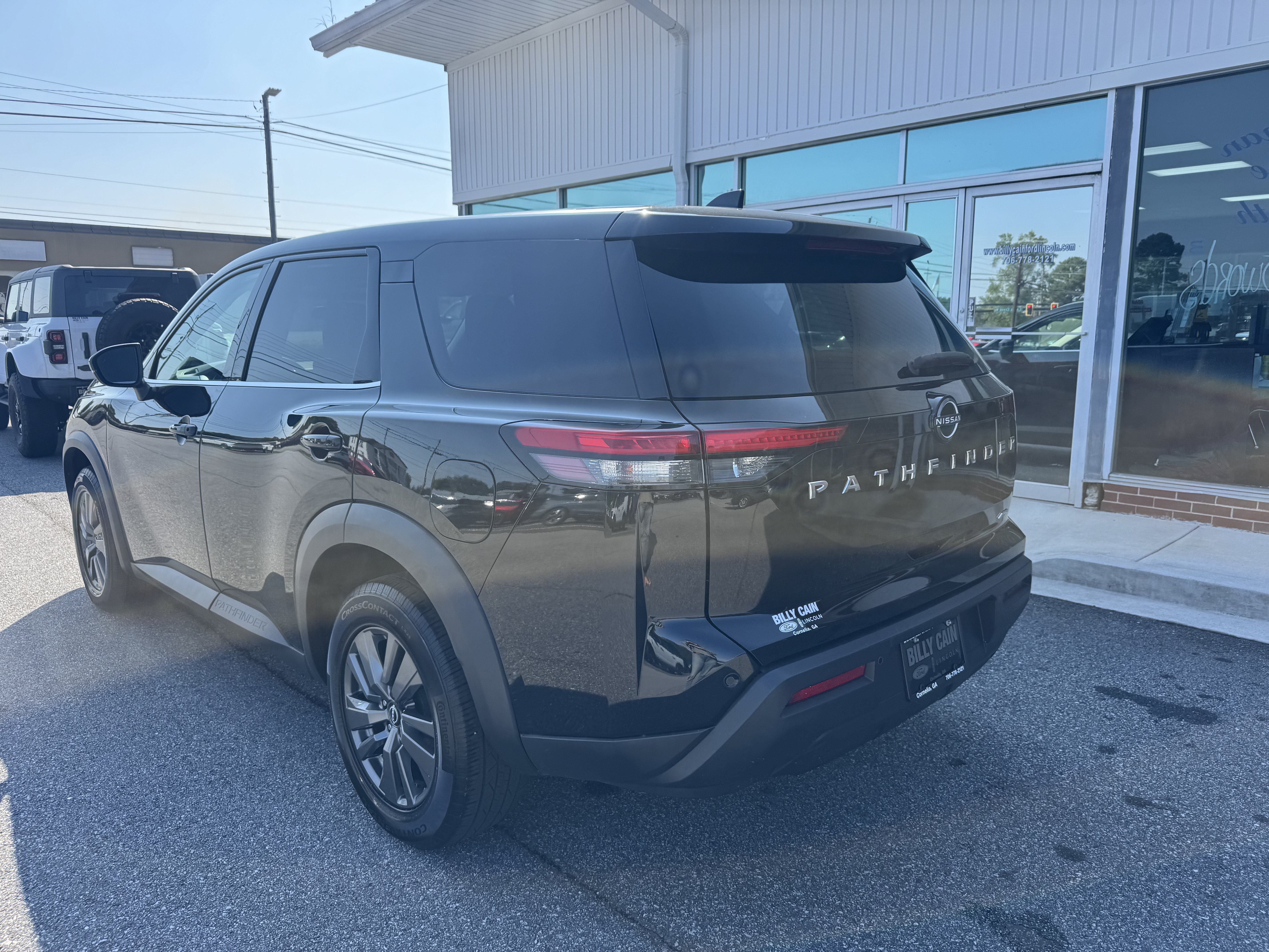 Used 2022 Nissan Pathfinder S AWD/4WD image 2