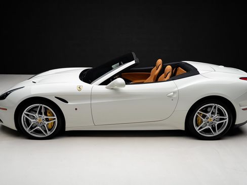 Used 2015 Ferrari California T RWD image 18