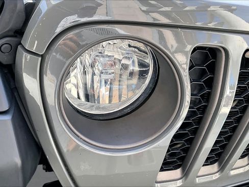 Used 2021 Jeep Gladiator Mojave AWD/4WD image 34