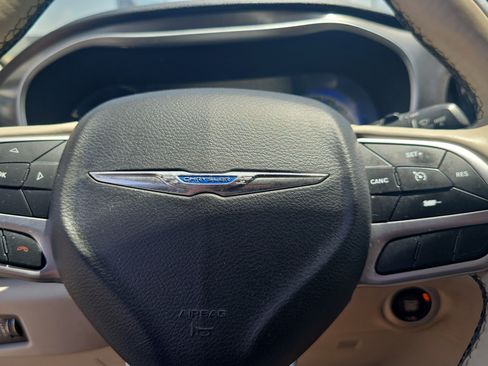 Used 2018 Chrysler Pacifica Limited FWD image 12