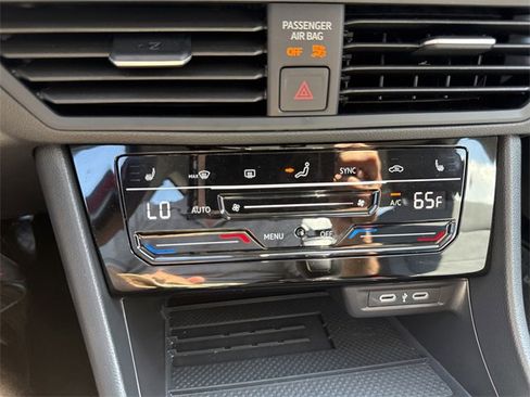 Used 2025 Volkswagen Jetta SE w/ Sunroof Package image 22