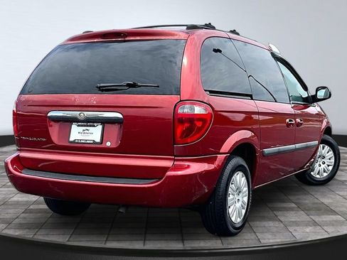 Used 2005 Chrysler Town & Country w/ Popular Equipment Group I FWD image 2