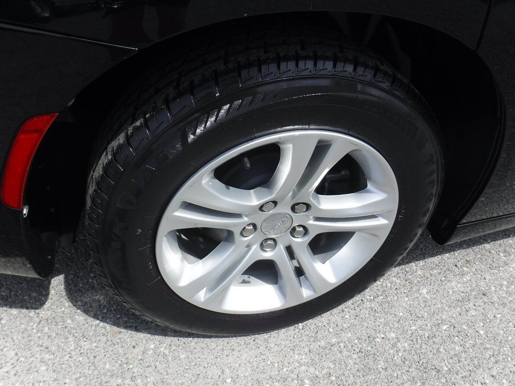 Used 2017 Dodge Charger SE RWD image 4
