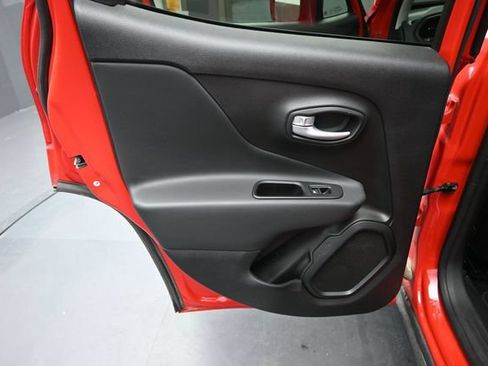 Used 2023 Jeep Renegade Latitude w/ Premium Group AWD/4WD image 18